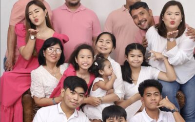 Large family portrait photo at Photonow self studio