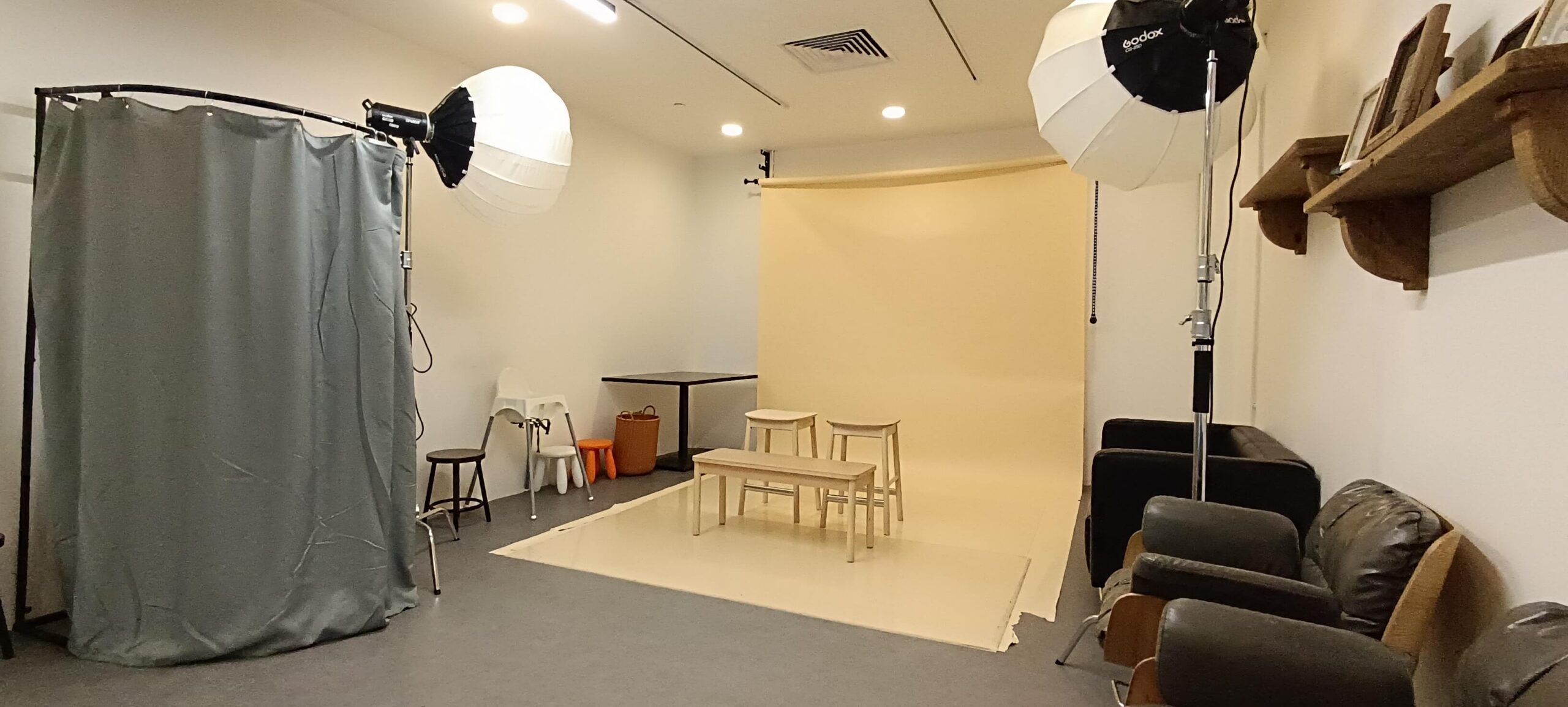Studio large room 2 Photo studio large room 2 with biege background and furniture