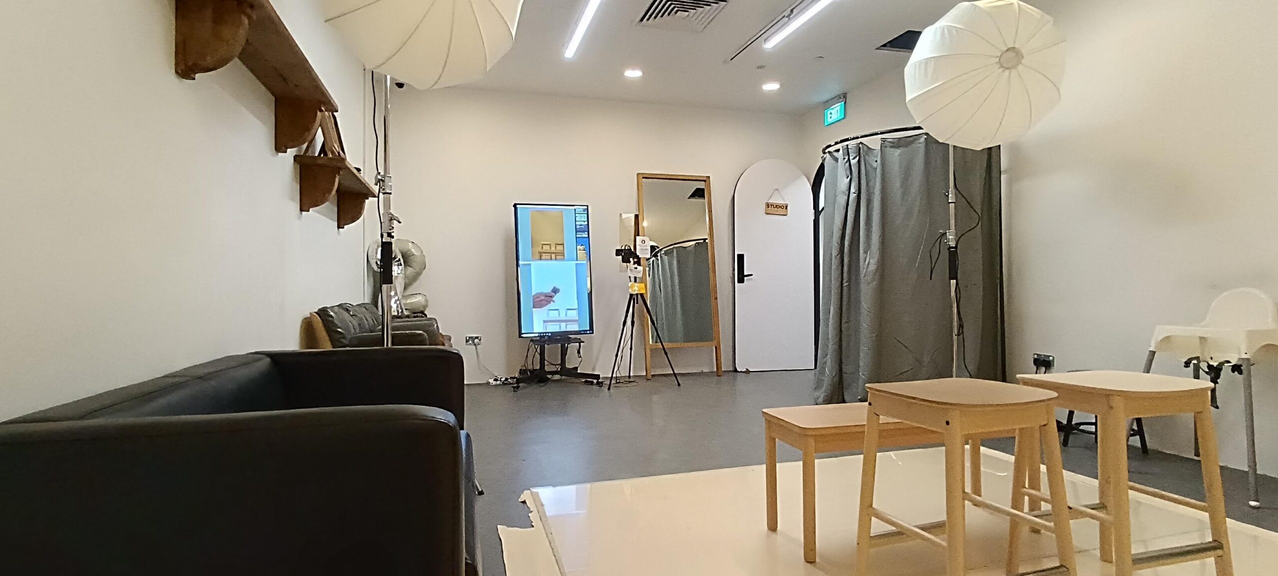 Large studio room 2 setup Photo studio equiped with large preview screen & lightings and furnitures